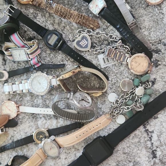 5lb Lot Of Watches Mostly Fashion - Picture 3 of 5